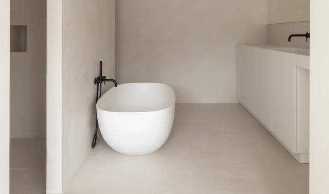 Microcement floor and walls around a freestanding tub