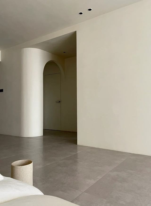 Microcement walls and arched opening in a corridor